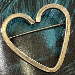 ❤️ Beautiful VINTAGE Heart Sterling Silver Pin-has a nice weight & Ready to Wear